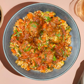 Boulettes végétales, riz à la tomate et légumes