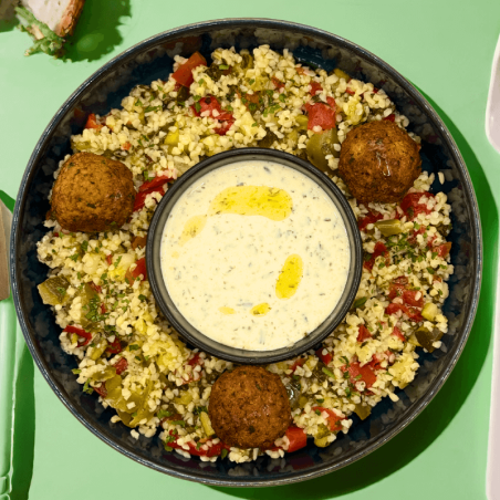 Taboulé de légumes, falafels et sauce à l'ail