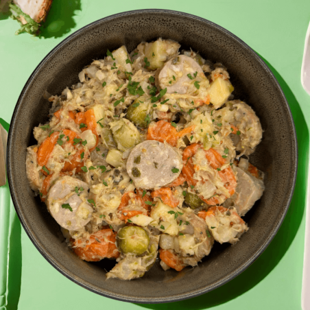 Potée de légumes, saucisse et sauce à la moutarde