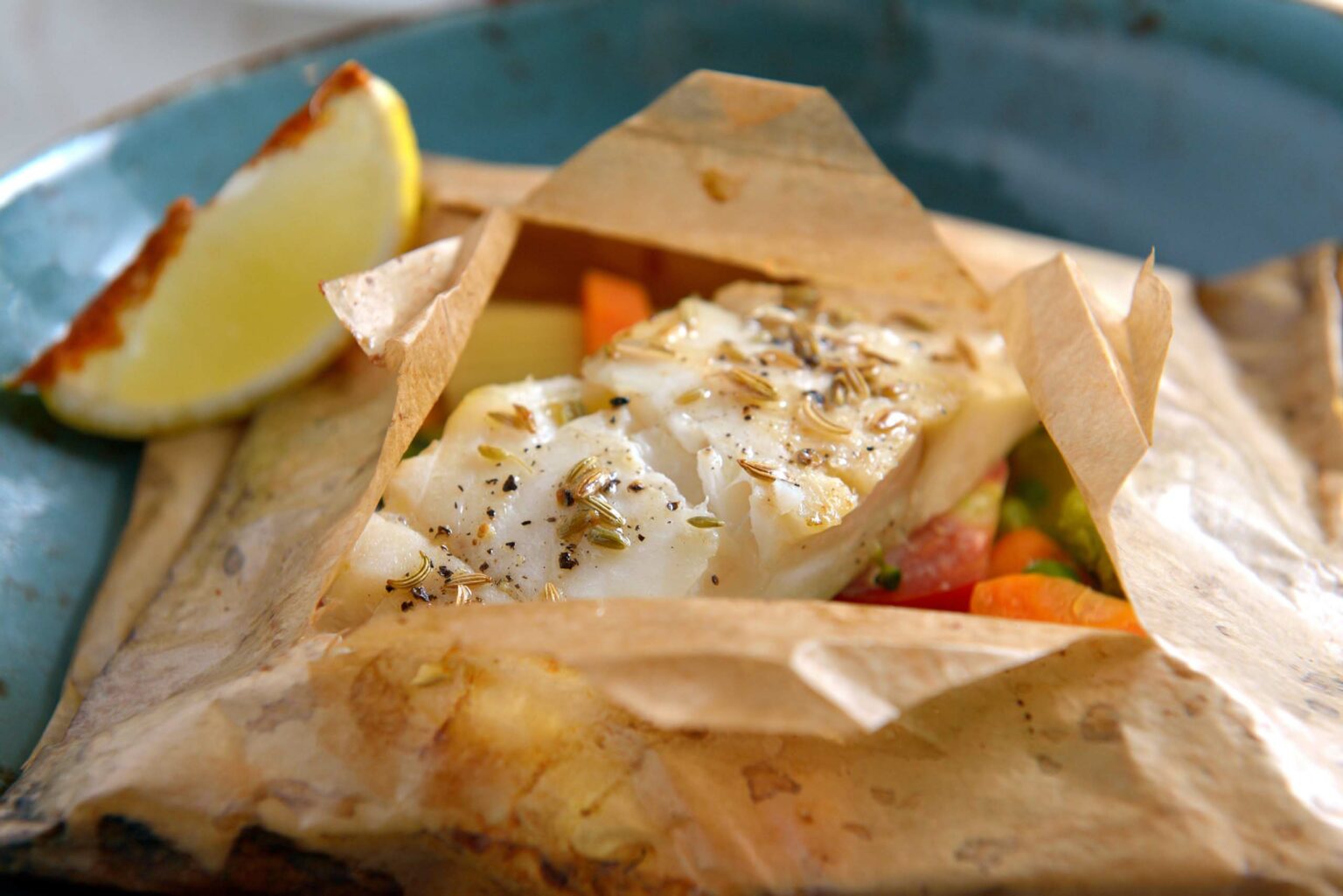 Дорадо папильот. Форель папильот. Запечь рыбу в пергаменте. Форель в духовке на пергаменте. Лосось папильот.