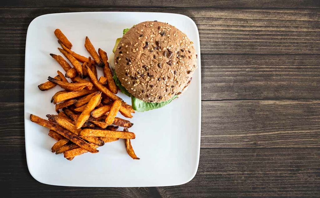 Hamburger et frites de patates douces