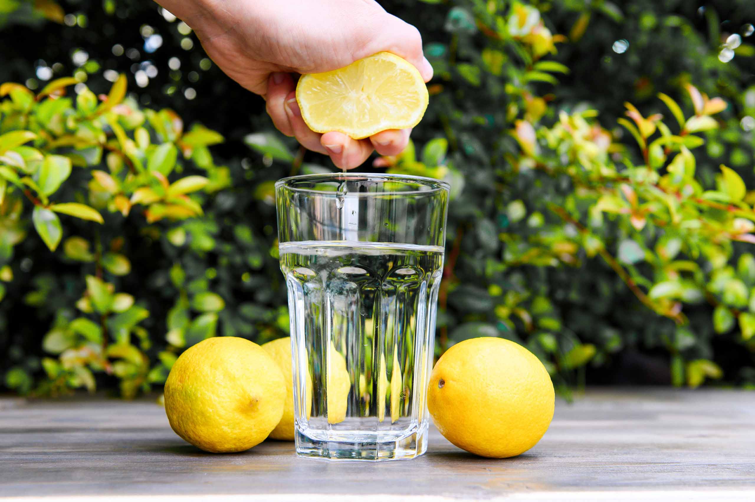 Perte de poids : quels sont les bienfaits minceur et santé de l'eau  citronnée ?