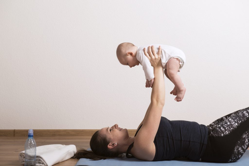 Femme fait sport avec son bébé