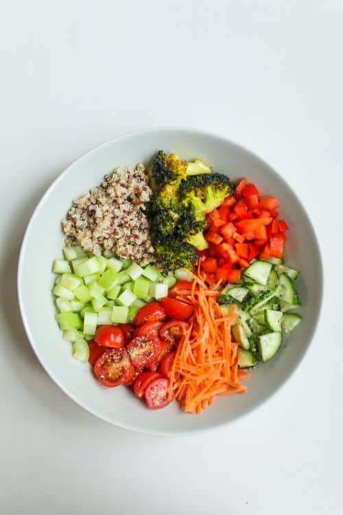 Bol de légumes variés et quinoa, repas équilibré pour diabétique